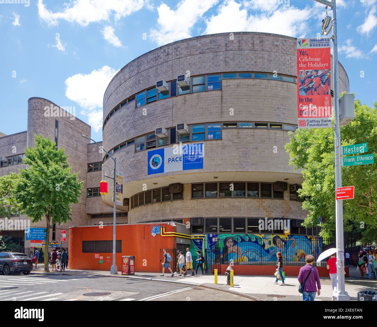 NYC Chinatown: 100 Hester Street, alias 36 Forsyth Street, beherbergt drei Schulen und ein YMCA Community Center innerhalb der geschwungenen Mauern aus Ziegelstein und Beton. Stockfoto