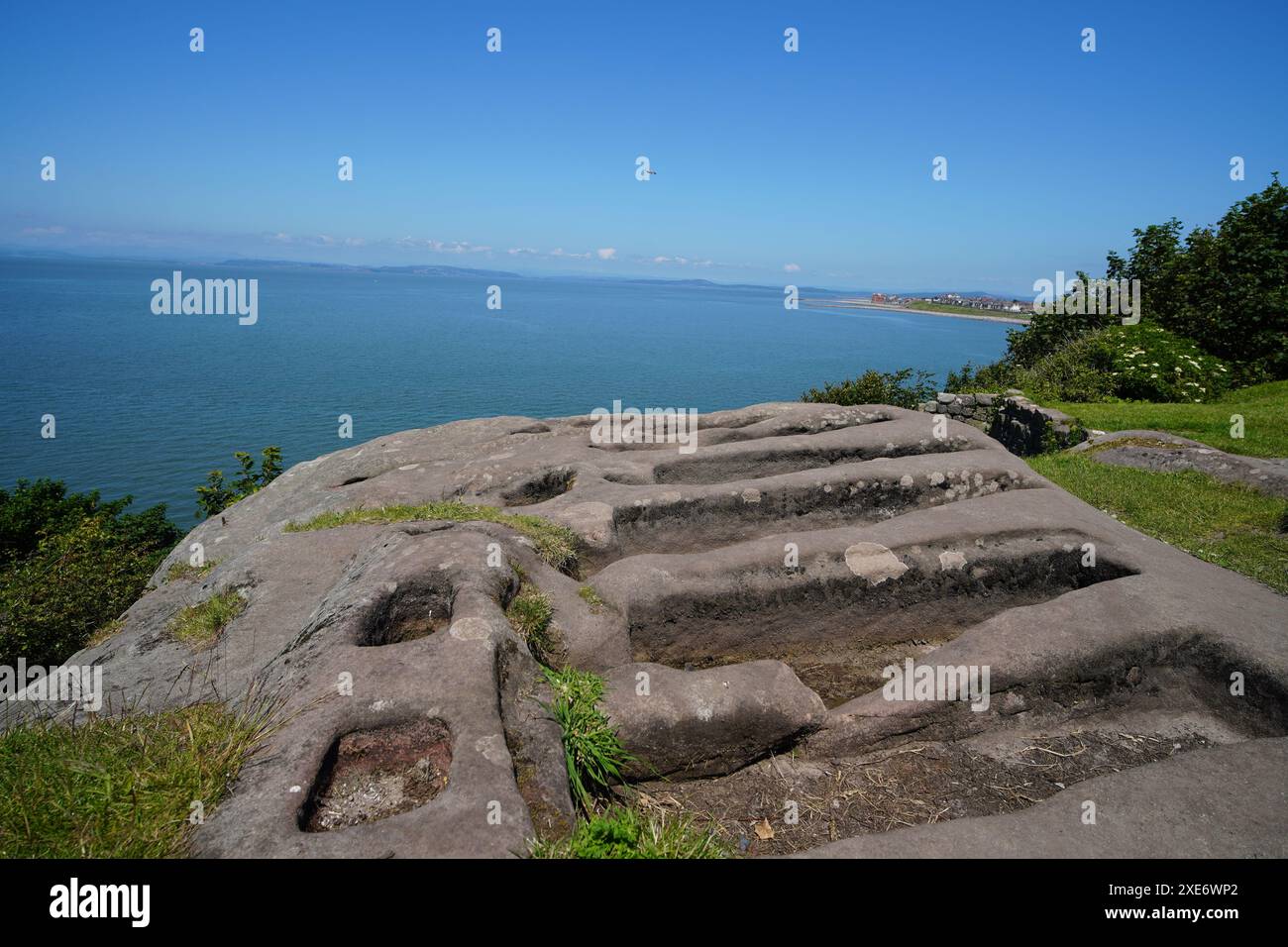 Ruinen der St. Patrick’s Chapel, Heysham: Die mythischen Ruinen von Lancashire mit einem himmlischen Blick Stockfoto