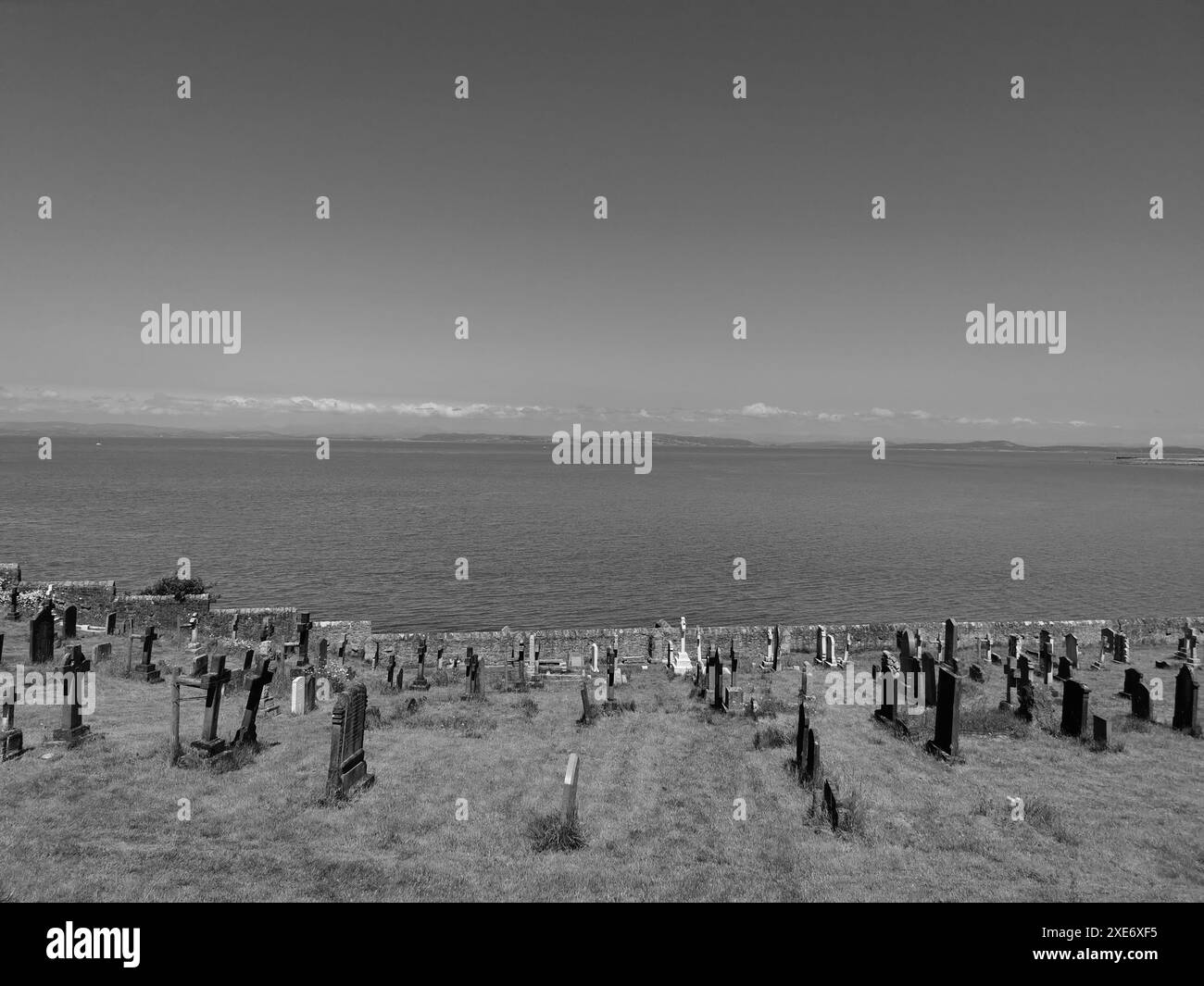 Ruinen der St. Patrick’s Chapel, Heysham: Die mythischen Ruinen von Lancashire mit einem himmlischen Blick Stockfoto