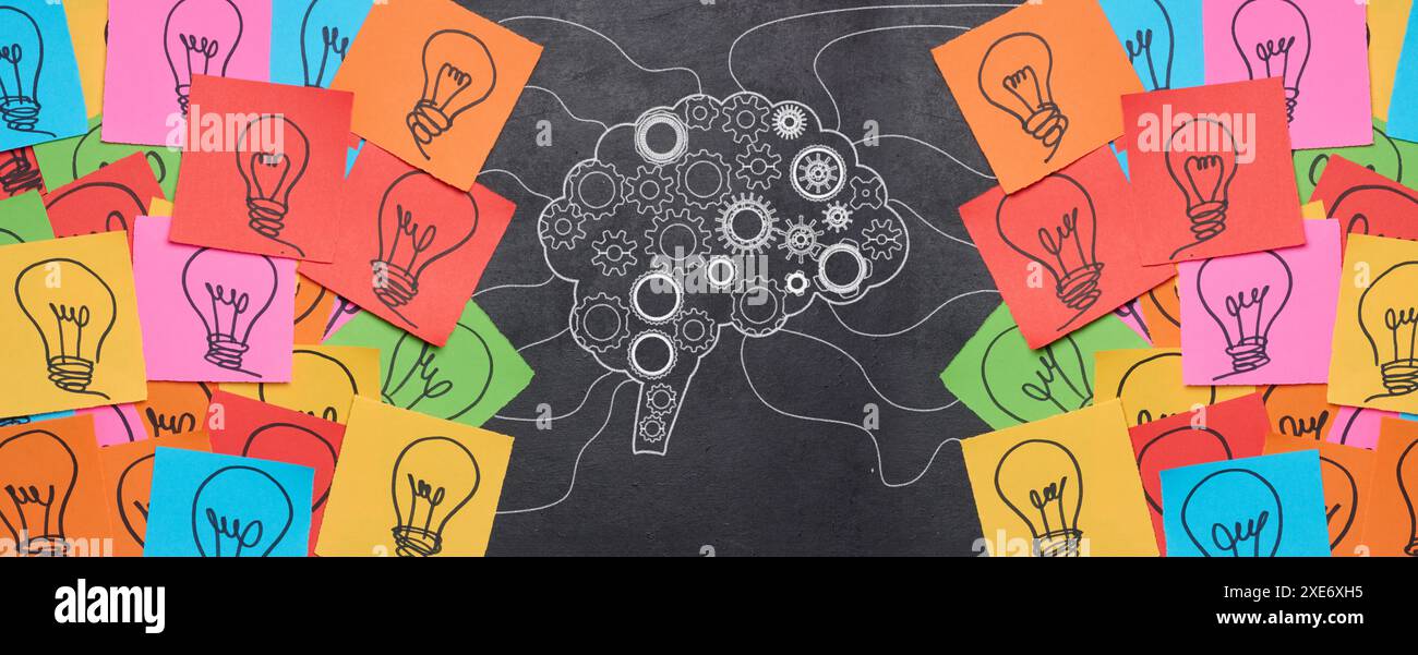 Silhouette eines Gehirns mit Rädern und Papieraufklebern mit einer gezogenen elektrischen Lampe Stockfoto