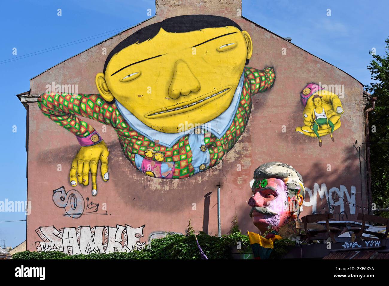 Wandgemälde von OS Gemeos, zwei brasilianischen Zwillingsbrüdern, Graffiti und Straßenkünstler, Pylimo Street 60, Vilnius, Litauen, Europa Copyright: GOUPIxC Stockfoto