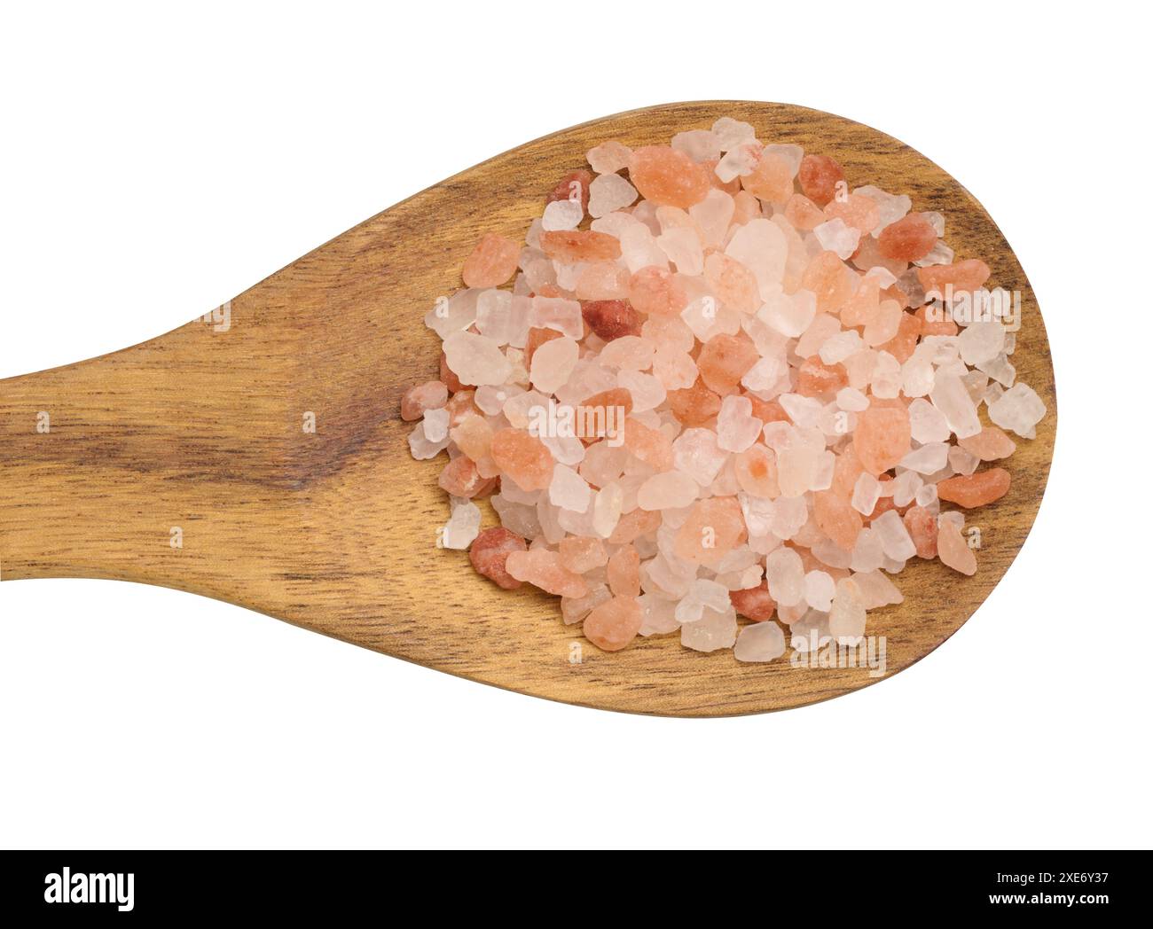 Himalaya-rosa Salzgranulat in einem Holzlöffel auf isoliertem Hintergrund Stockfoto