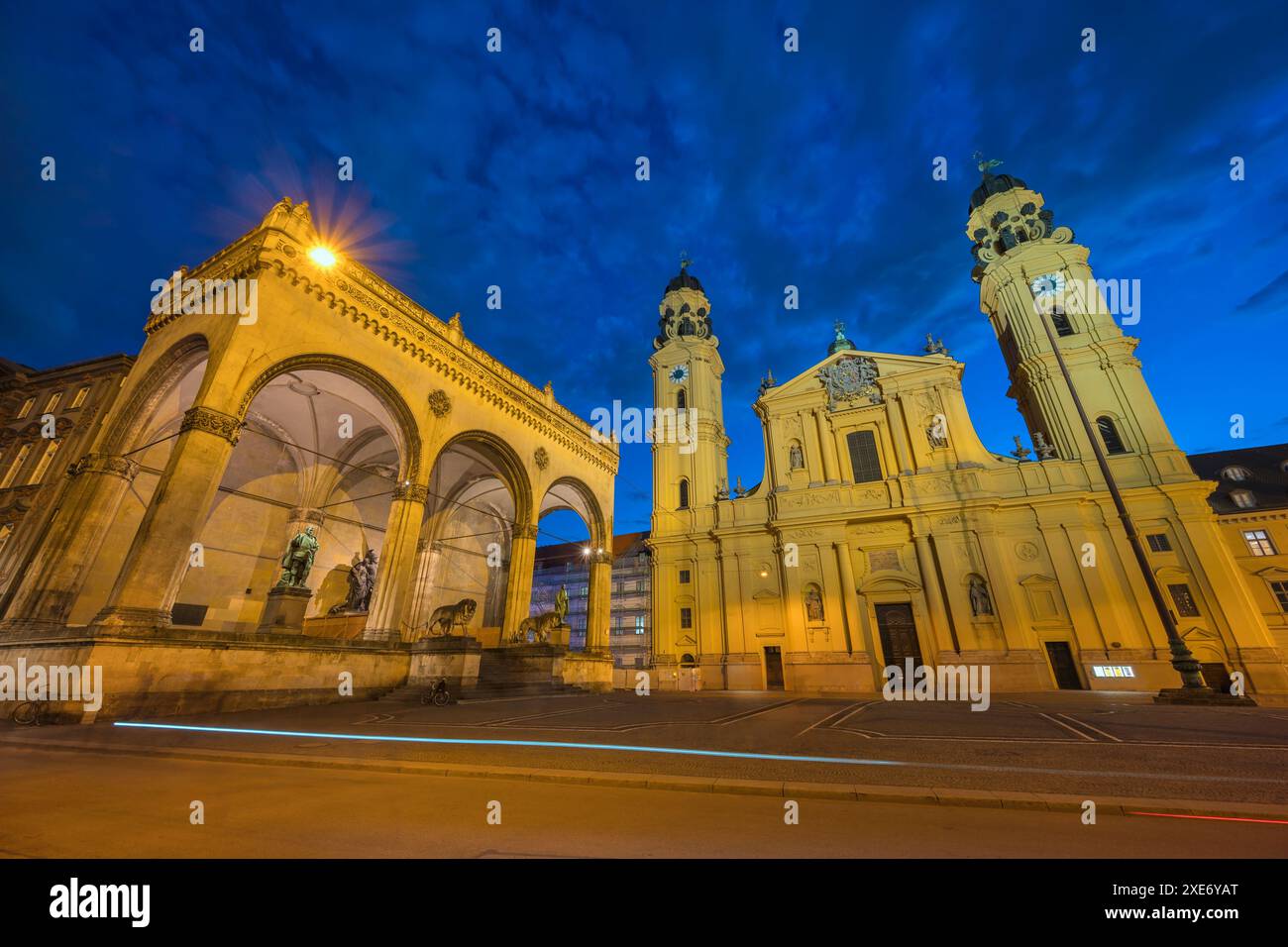 München (München) Deutschland, nächtliche Skyline am Odeonsplatz und Theaterkirche Stockfoto