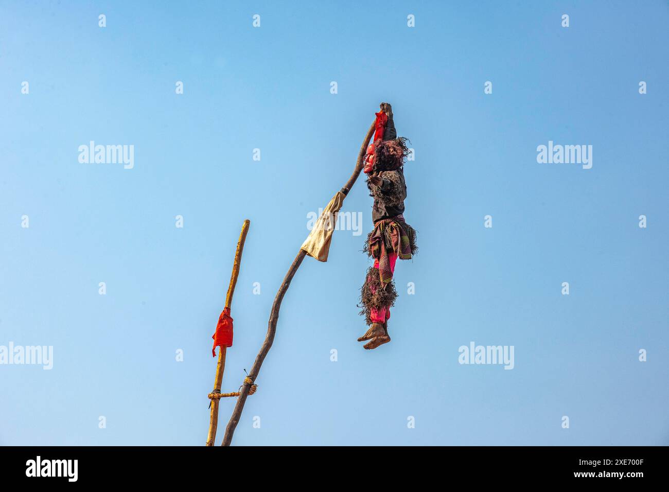 maskenakrobat, die traditionelle Kulamba-Zeremonie der Chewa aus Sambia, Mosambik und Malawi, die jährlich am letzten Samstag im August stattfindet Stockfoto