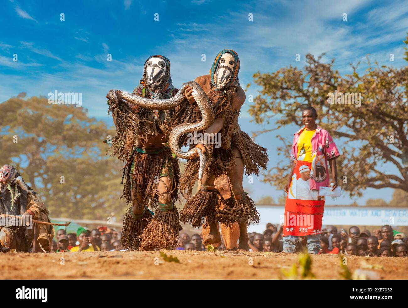 Maskierte Tänzer mit Schlange, die traditionelle Kulamba-Zeremonie der Chewa aus Sambia, Mosambik und Malawi, die jährlich am letzten Samstag stattfindet Stockfoto