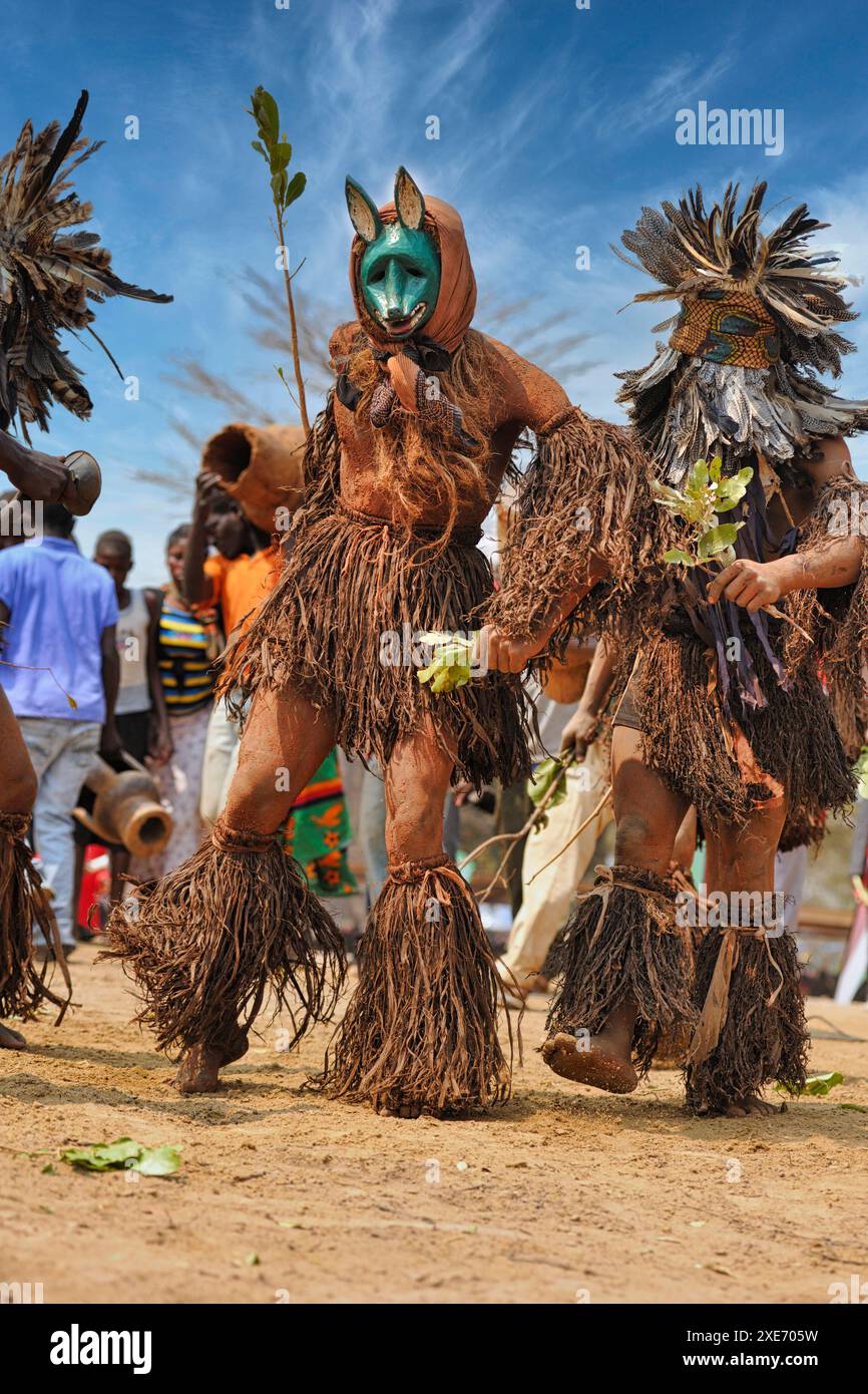 Maskierte Tänzer, die traditionelle Kulamba-Zeremonie der Chewa aus Sambia, Mosambik und Malawi, die jährlich am letzten Samstag im August stattfindet Stockfoto