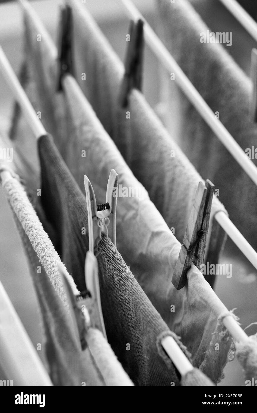 Gewaschene Kleidung auf einem Wäscheständer Stockfoto