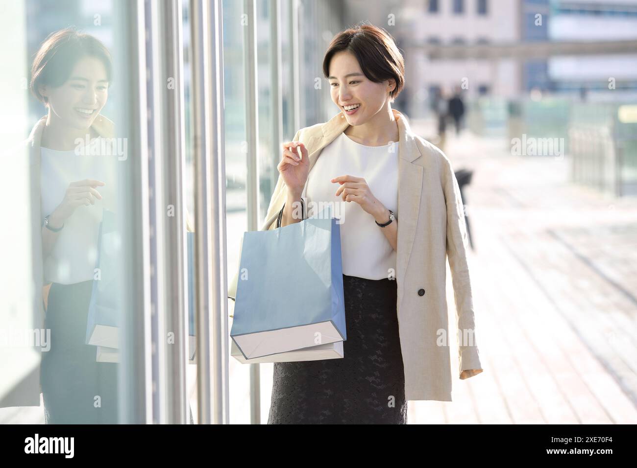 Japanische Frau Schaufensterbummel Stockfoto