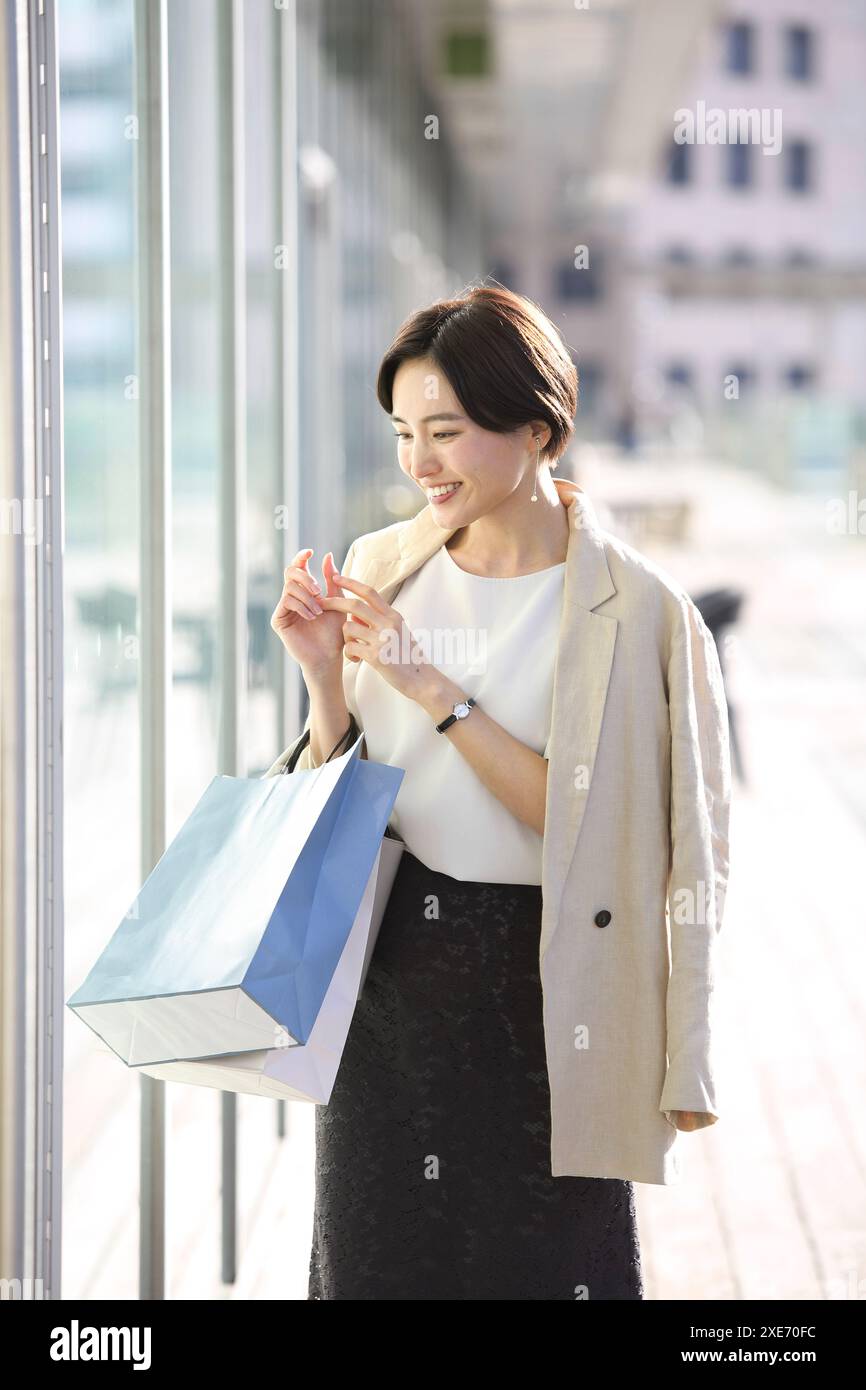 Japanische Frau Schaufensterbummel Stockfoto