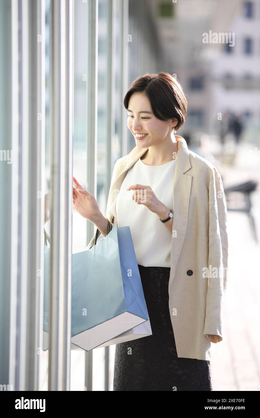 Japanische Frau Schaufensterbummel Stockfoto