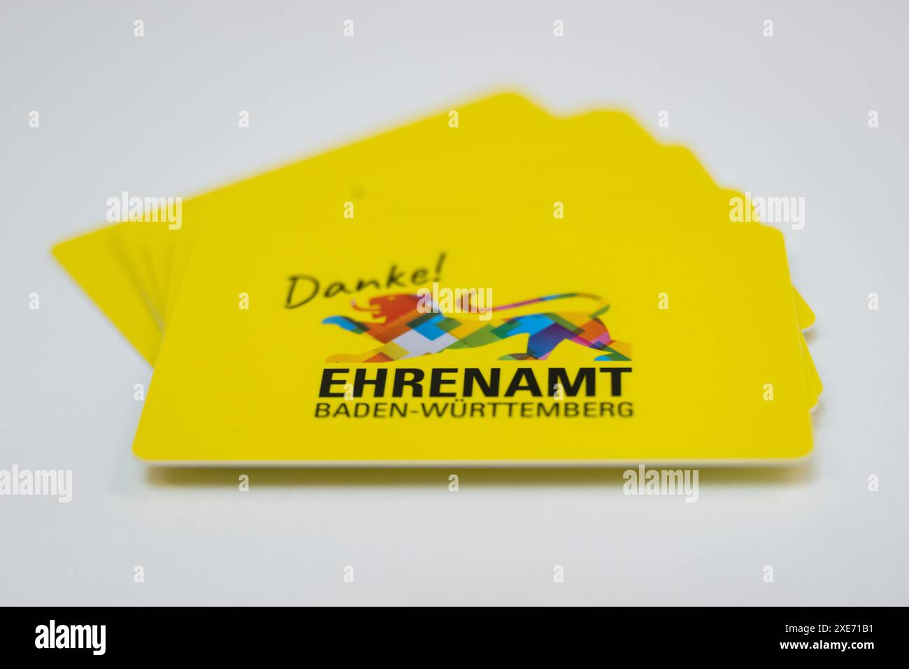 Stuttgart, Deutschland. Juni 2024. Freiwilligenkarten liegen auf einem Tisch während einer Pressekonferenz im Ministerium für Soziales Baden-Württemberg (Szene). Fast ein Jahr nach der Versuchseinführung des Freiwilligenausweises in den Landkreisen Calw und Ostalbkreis sowie Freiburg und Ulm wurden die Ergebnisse eines Pilotprojekts auf einer Pressekonferenz vorgestellt. Nach Angaben des Sozialministeriums erhielten Freiwillige in vier Modellregionen als Anerkennung ihres Engagements den sogenannten Freiwilligenausweis. Quelle: Marijan Murat/dpa/Alamy Live News Stockfoto