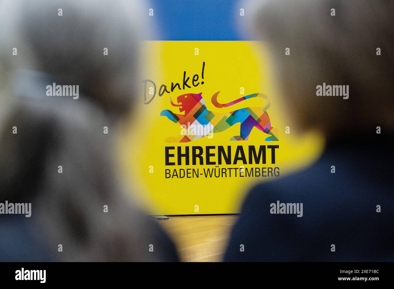 Stuttgart, Deutschland. Juni 2024. Ein überdimensionaler Freiwilligenausweis steht auf dem Boden während einer Pressekonferenz im Ministerium für Soziales Baden-Württemberg. Fast ein Jahr nach der Versuchseinführung des Freiwilligenausweises in den Landkreisen Calw und Ostalbkreis sowie Freiburg und Ulm wurden die Ergebnisse eines Pilotprojekts auf einer Pressekonferenz vorgestellt. Nach Angaben des Sozialministeriums erhielten Freiwillige in vier Modellregionen als Anerkennung ihres Engagements den sogenannten Freiwilligenausweis. Quelle: Marijan Murat/dpa/Alamy Live News Stockfoto