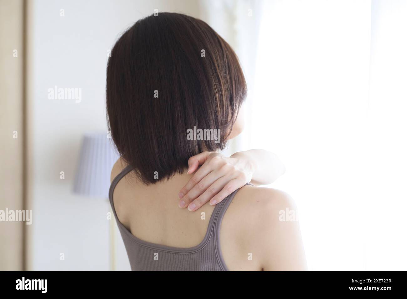 Frau mit Hand auf Schulter Stockfoto