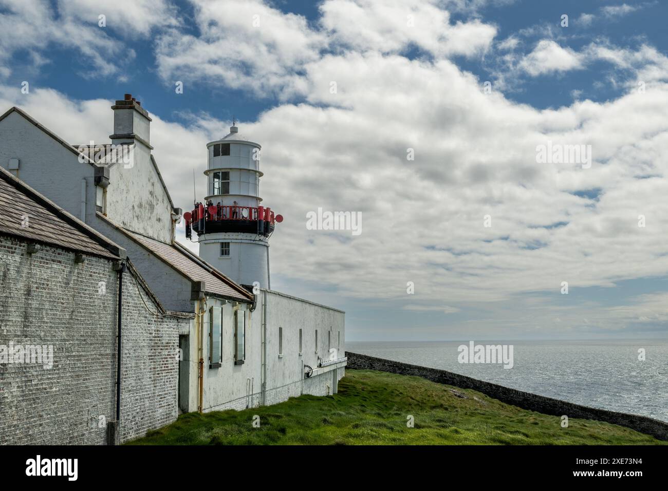 Irish Lights Galley Head Lighthouse, Galley Head, West Cork, Irland an einem sonnigen und bewölkten Tag. Stockfoto