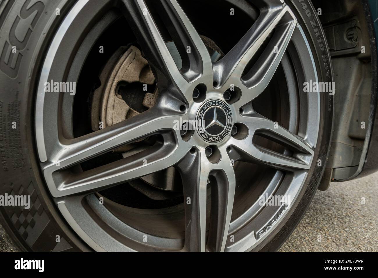 Leichtmetallfelge bei einem Mercedes-Benz-Auto. Stockfoto