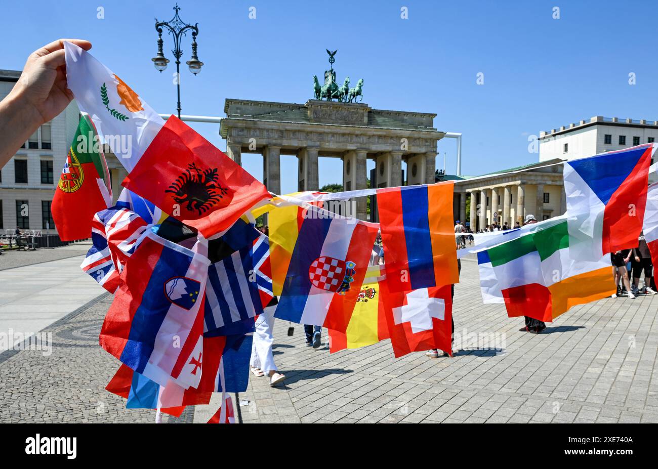 26. Juni 2024, Berlin: SPD-Mitglieder zeigen ihre Unterstützung für das neue Staatsbürgerschaftsgesetz bei einer Fotogelegenheit am Brandenburger Tor mit Fahnen aus verschiedenen Ländern. Das Gesetz über die Modernisierung des Staatsbürgerschaftsrechts tritt am 27. Juni 2024 in Kraft. Foto: Jens Kalaene/dpa Stockfoto