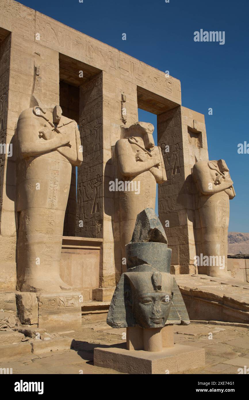 Granitkopf von Ramesses II vor Osiris-Statuen, Ramesseum, Gedenktempel von Pharao Ramesses II, 13. Jahrhundert v. Chr., altes Theben, UNESCO Wor Stockfoto