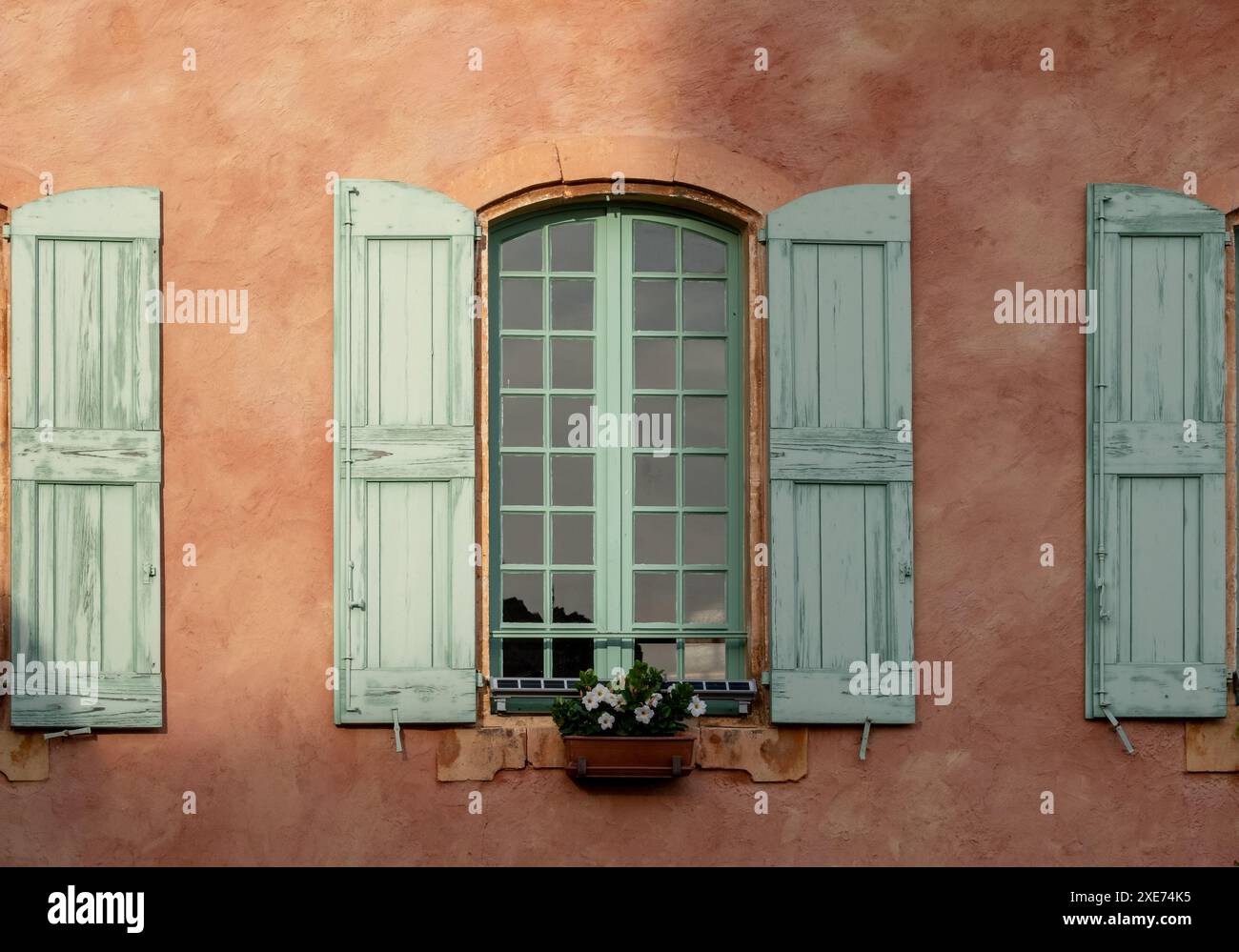 Architektonische Details in der historischen Stadt Roussillon, Provence im Süden Frankreichs. Das Dorf auf einem Hügel liegt neben einer alten Ockermine Stockfoto