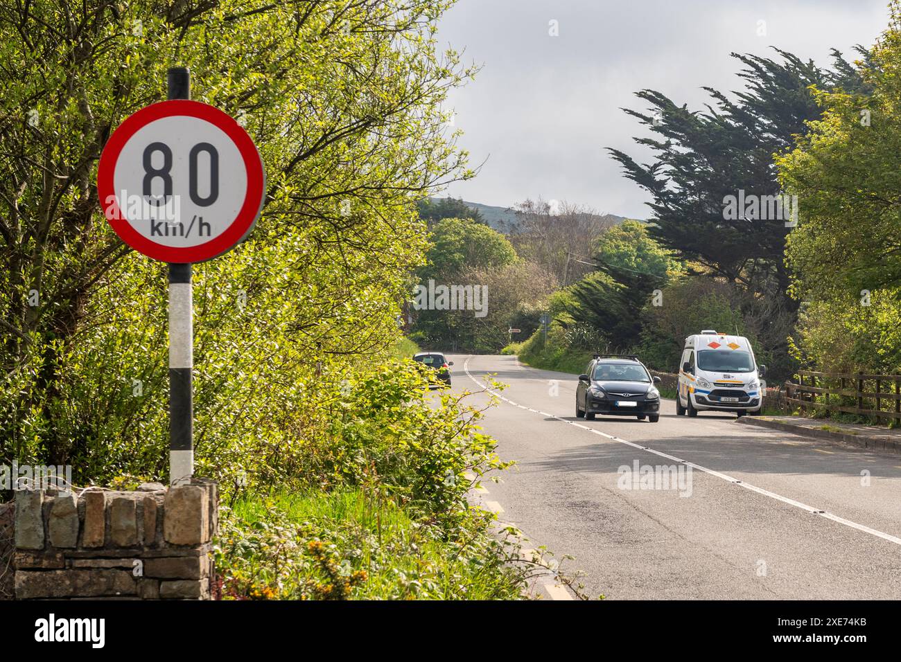 Irish Speed Van am Straßenrand, der Fahrer mit Geschwindigkeitsbegrenzung von 80 km/h in Schull, West Cork, Irland, fängt. Stockfoto