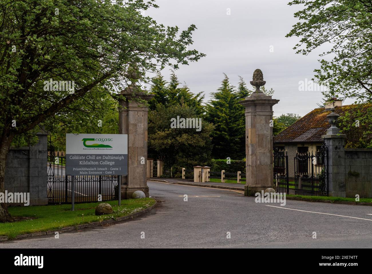 Eingangstor zum Teagasc Kildalton Agricultural College. Stockfoto