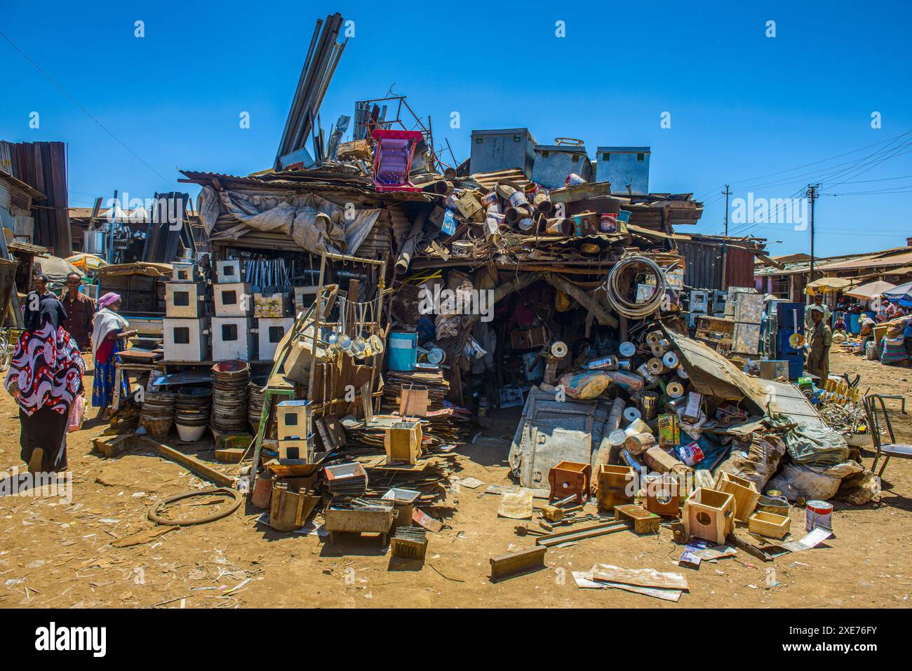 Metallschrott zum Verkauf auf dem Medebar Market, Asmara, Eritrea, Afrika Stockfoto