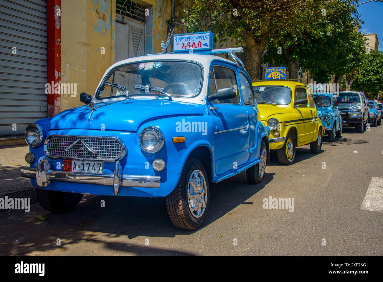 Der alte Fiat 500, heute Autos einer Fahrschule, in Asmara, Eritrea, Afrika Stockfoto