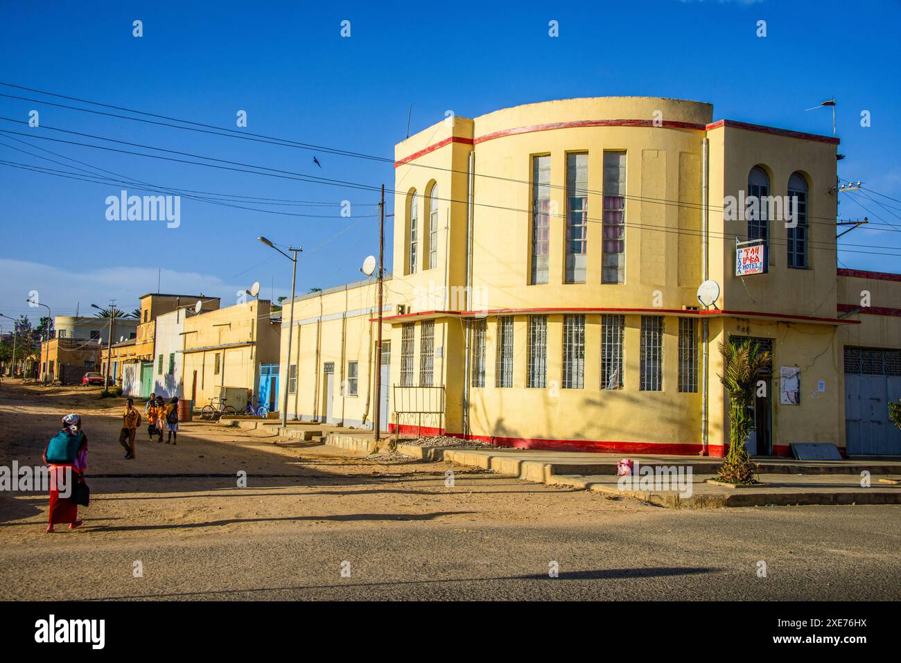 Italienische Art-Deco-Gebäude in Dekemhare entlang der Straße von Asmara nach Qohaito, Eritrea, Afrika Stockfoto