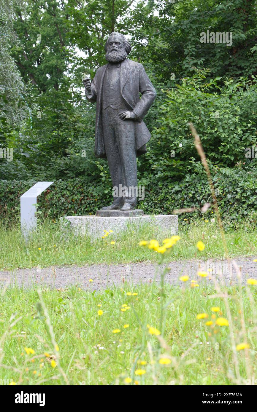 Blick am Sonnabend 22.06.2024 in Neubrandenburg Mecklenburgische Seenplatte auf die Karl-Marx-Statue am örtlichen Schwanenteich. Die Plastik des Bildhauers Gerhard Thieme wurde 1969 zunächst an der westlichen Marktplatzseite der Stadt aufgestellt. Später wurde sie in die Stargarder Straße umgesetzt. 2001 müssen sie infolge von Materialschäden repariert werden. Anschließend lag sie lange Jahre in einem Depot. Im Jahr 2018 wurde sie nach langen Diskussionen unweit vom Friedrich Engels Ring wieder aufgestellt. Im Februar 2022 wurde ihr dann der rechte Arm abgetrennt. Infolge muss sie aufwendig Stockfoto