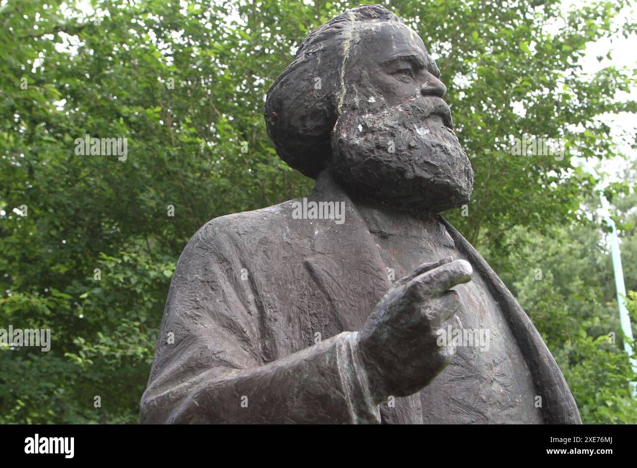 Blick am Sonnabend 22.06.2024 in Neubrandenburg Mecklenburgische Seenplatte auf die Karl-Marx-Statue am örtlichen Schwanenteich. Die Plastik des Bildhauers Gerhard Thieme wurde 1969 zunächst an der westlichen Marktplatzseite der Stadt aufgestellt. Später wurde sie in die Stargarder Straße umgesetzt. 2001 müssen sie infolge von Materialschäden repariert werden. Anschließend lag sie lange Jahre in einem Depot. Im Jahr 2018 wurde sie nach langen Diskussionen unweit vom Friedrich Engels Ring wieder aufgestellt. Im Februar 2022 wurde ihr dann der rechte Arm abgetrennt. Infolge muss sie aufwendig Stockfoto