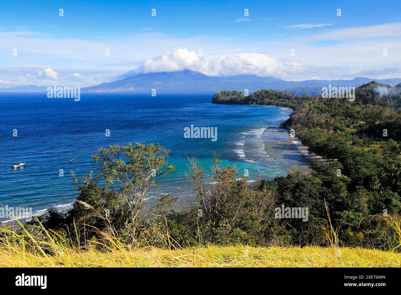 Blick nach Süden auf Paal Beach und Tangkoko Nature Reserve jenseits von Pulisan Resort und Strand unten, Pulisan, Minahasa Highlands, Nord Sulawesi, Indonesi Stockfoto