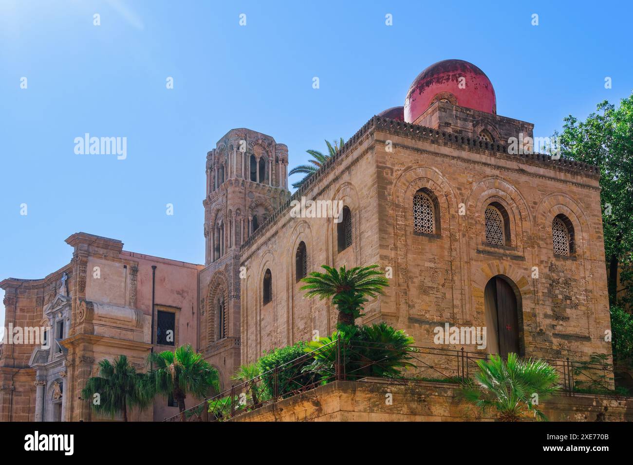 Katholische Kirche San Cataldo Fassade mit roter Kuppel und arabisch-normannischer Architektur, Palermo, Sizilien, Italien, Mittelmeer, Europa Stockfoto