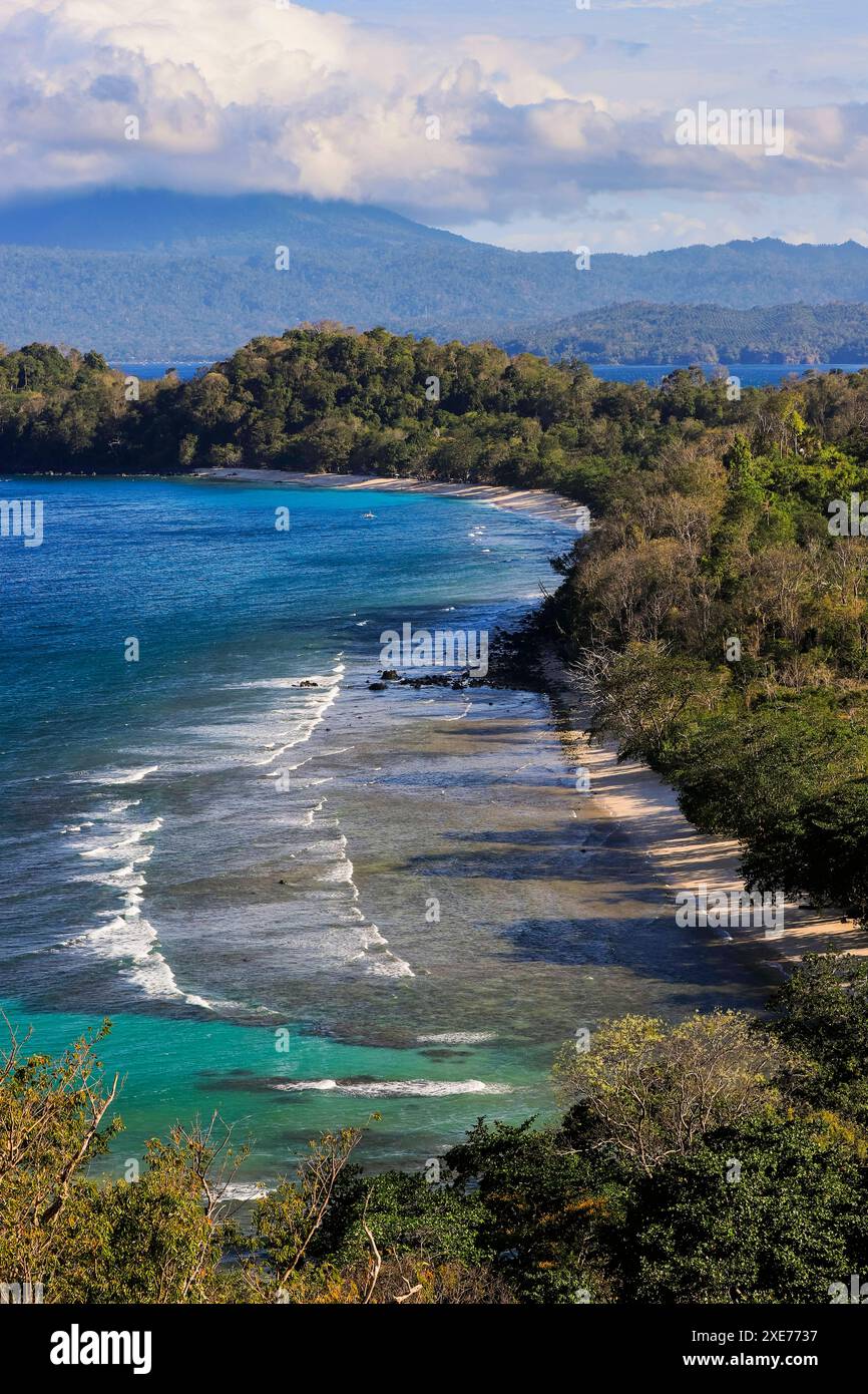 Blick nach Süden auf Paal Beach und Tangkoko Nature Reserve jenseits von Pulisan Resort und Strand unten, Pulisan, Minahasa Highlands, Nord Sulawesi, Indonesi Stockfoto