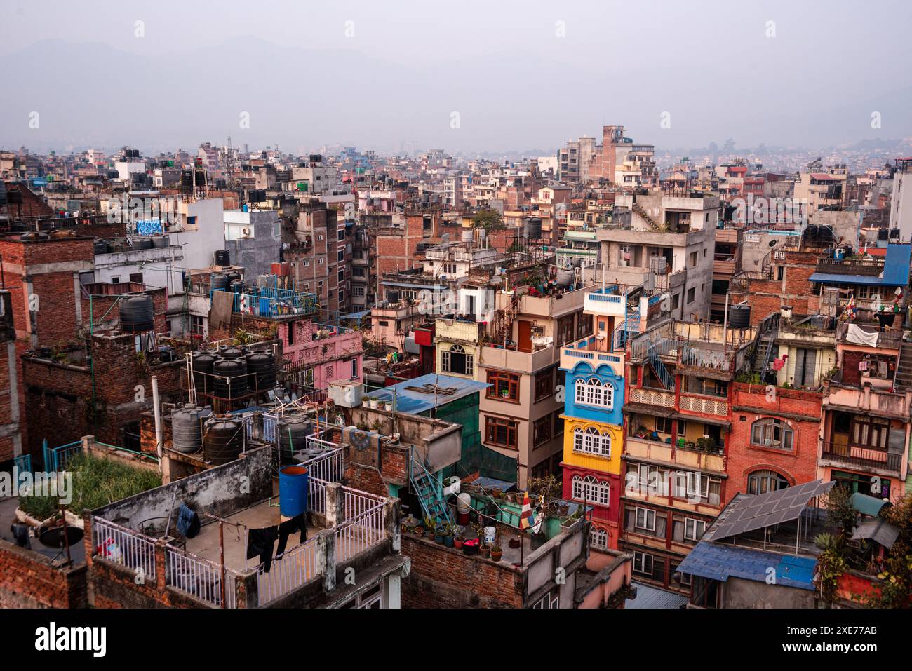 Sonnenaufgang-Skyline mit farbenfrohen Häusern und Wohndächern, von dicht besiedeltem Thamel in Kathmandu, Nepal, Asien Stockfoto