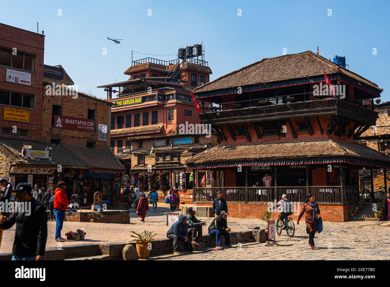 Händler und Touristen auf dem Durbar Square, dem Hauptplatz in der historischen Stadt Bhaktapur, UNESCO-Weltkulturerbe, Kathmandu Valley, Nepal, Asien Stockfoto