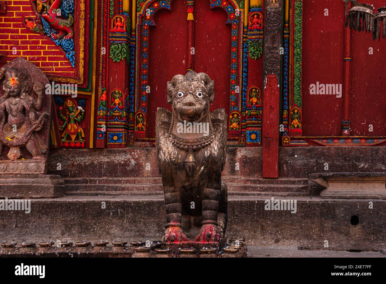 Die Schutzvogel-Statue vor der roten Wand am Hindu-Tempel von Changu Narayan, UNESCO-Weltkulturerbe, Changunarayan, Kathmandu-Tal, Nepal Stockfoto