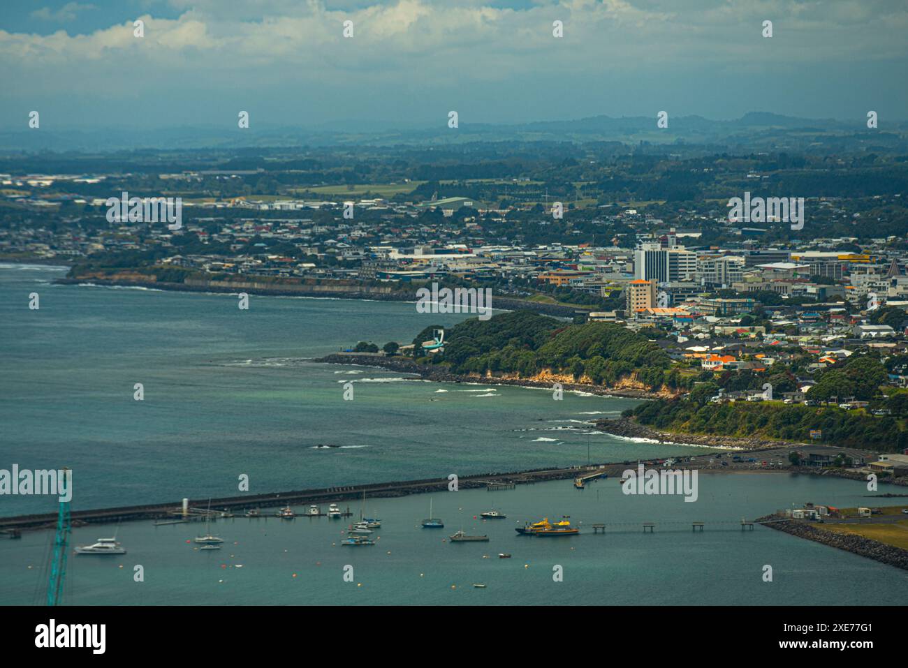 Blick auf die Küste und Skyline von New Plymouth, Blick entlang der Küste, New Plymouth, Nordinsel, Neuseeland, Pazifik Stockfoto