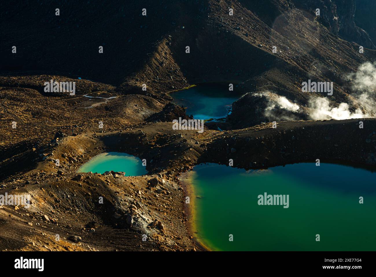 Die drei smaragdgrünen Seen und die Vulkanlandschaft des Tongariro Alpine Crossing, Tongariro National Park, Nordinsel, Neuseeland Stockfoto