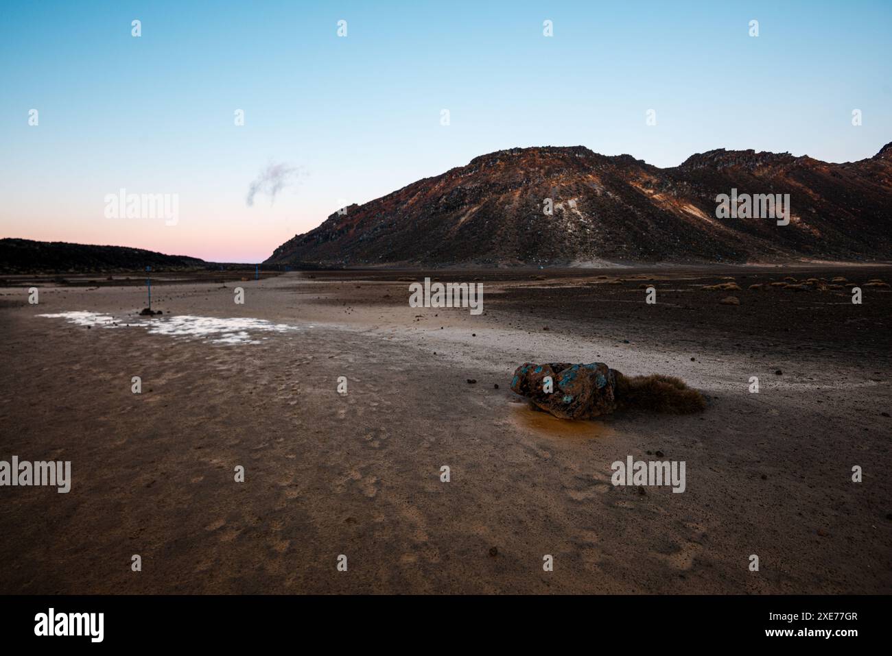 Riesige, trockene vulkanische Landschaft vor Sonnenaufgang, auf dem Hochplateau des Tongariro-Nationalparks, UNESCO-Weltkulturerbe, Nordinsel, Neuseeland Stockfoto