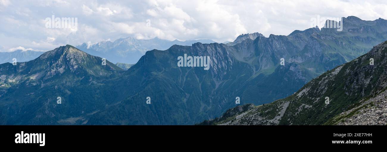 Panoramablick entlang einer alpinen Bergkette Norditaliens, Naturpark Alta Valle Antrona, Piemont, Italien, Europa Stockfoto