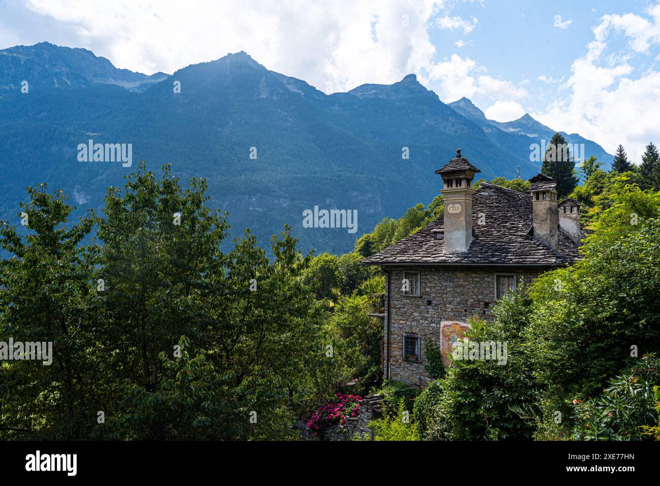 Berghütte im traditionellen Architekturstil, Naturpark Alta Valle Antrona, Piemont, Italien, Europa Stockfoto