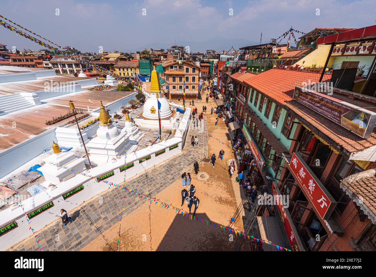 Blick aus der Vogelperspektive auf die Häuser und den Pfad um Buddha Stupa, Boudhha (Boudhanath), UNESCO-Weltkulturerbe, Kathmandu-Tal, Nepal, Asien Stockfoto