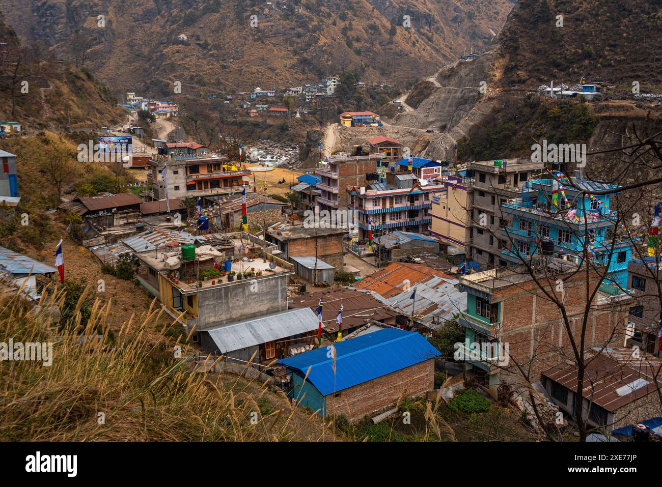 Blick über die Dächer des Himalaya-Dorfes Syapru Besi am Pasang Lhamu Highway, Nepal, Asien Stockfoto