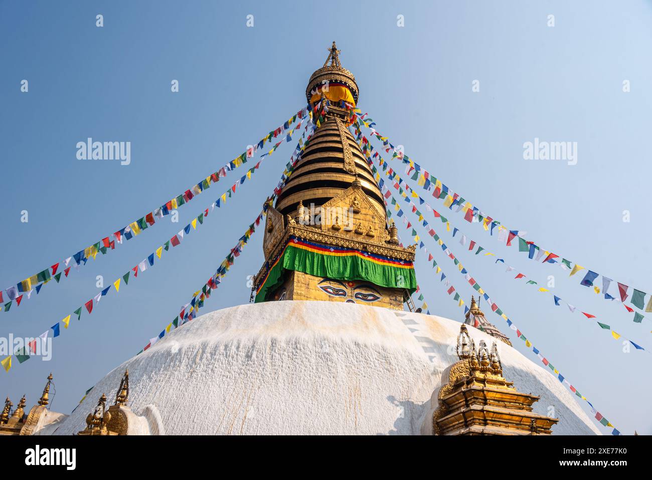 Blauer Himmel und Gebetsfahnen am großen Swayambhu (Swayanbhunath) Stupa, UNESCO-Weltkulturerbe, Kathmandu, Nepal, Asien Stockfoto