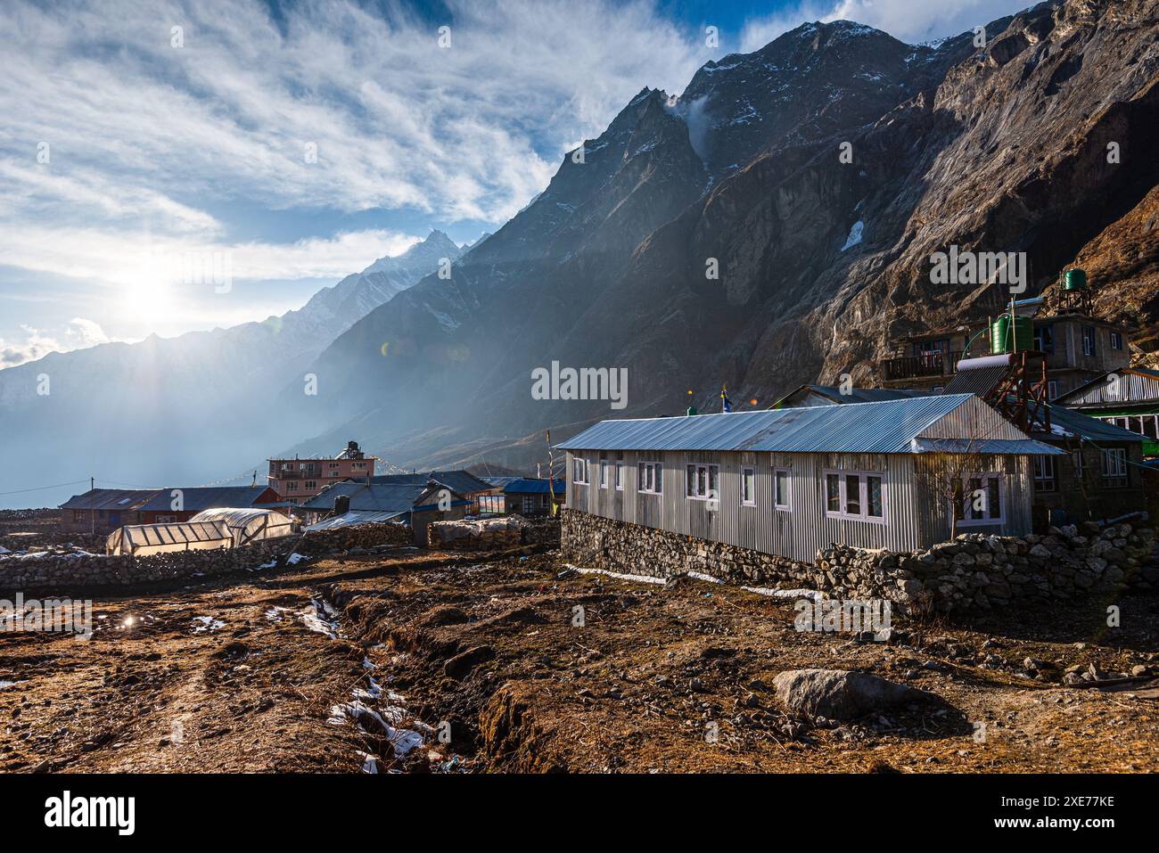 Blick auf das weite Tal bei Sonnenuntergang im Dorf lang Tang, einem hoch gelegenen Dorf auf der lang Tang Valley Trek, Himalaya, Nepal, Asien Stockfoto