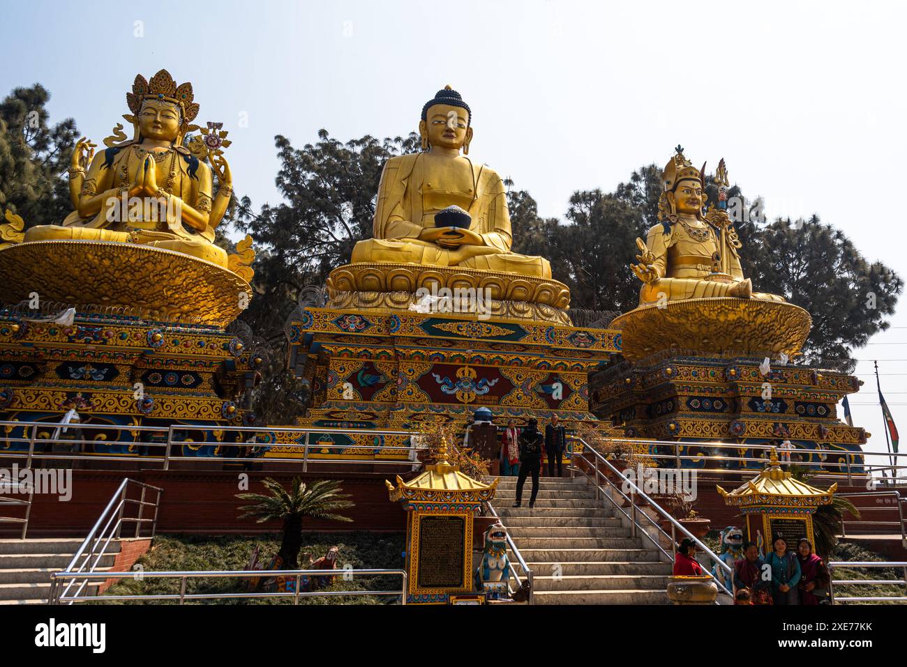 Goldene Buddha-Statuen im Swayambhu Buddha Park, Ring Road Shakya Mahakala Tempel, Kathmandu, Nepal, Asien Stockfoto