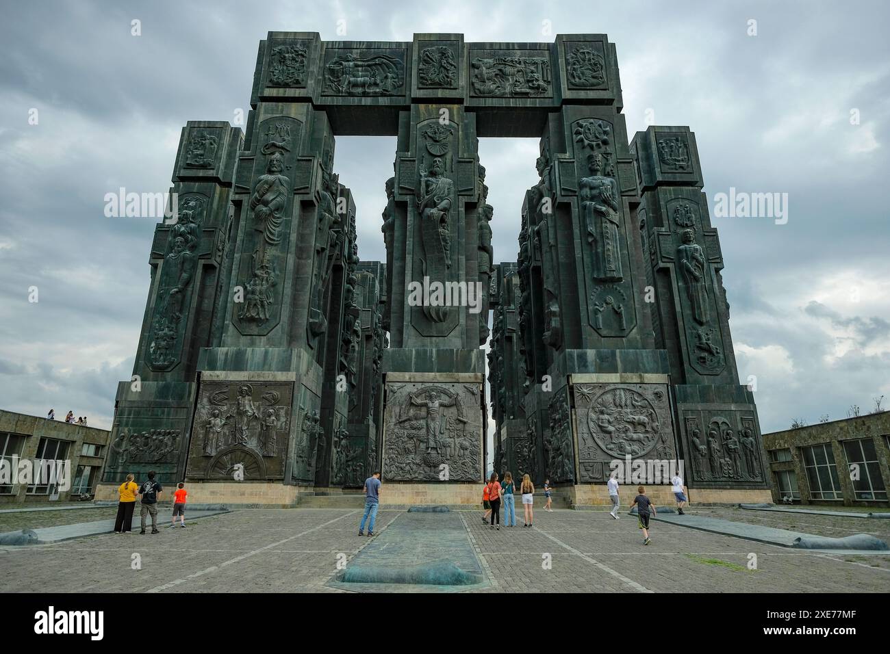 Tiflis, Georgien - 8. Juni 2024: Die Chronik Georgiens oder das historische Denkmal Georgiens ist ein Denkmal, das der Bildhauer Zurab Tsereteli im Jahr 1985 schuf Stockfoto