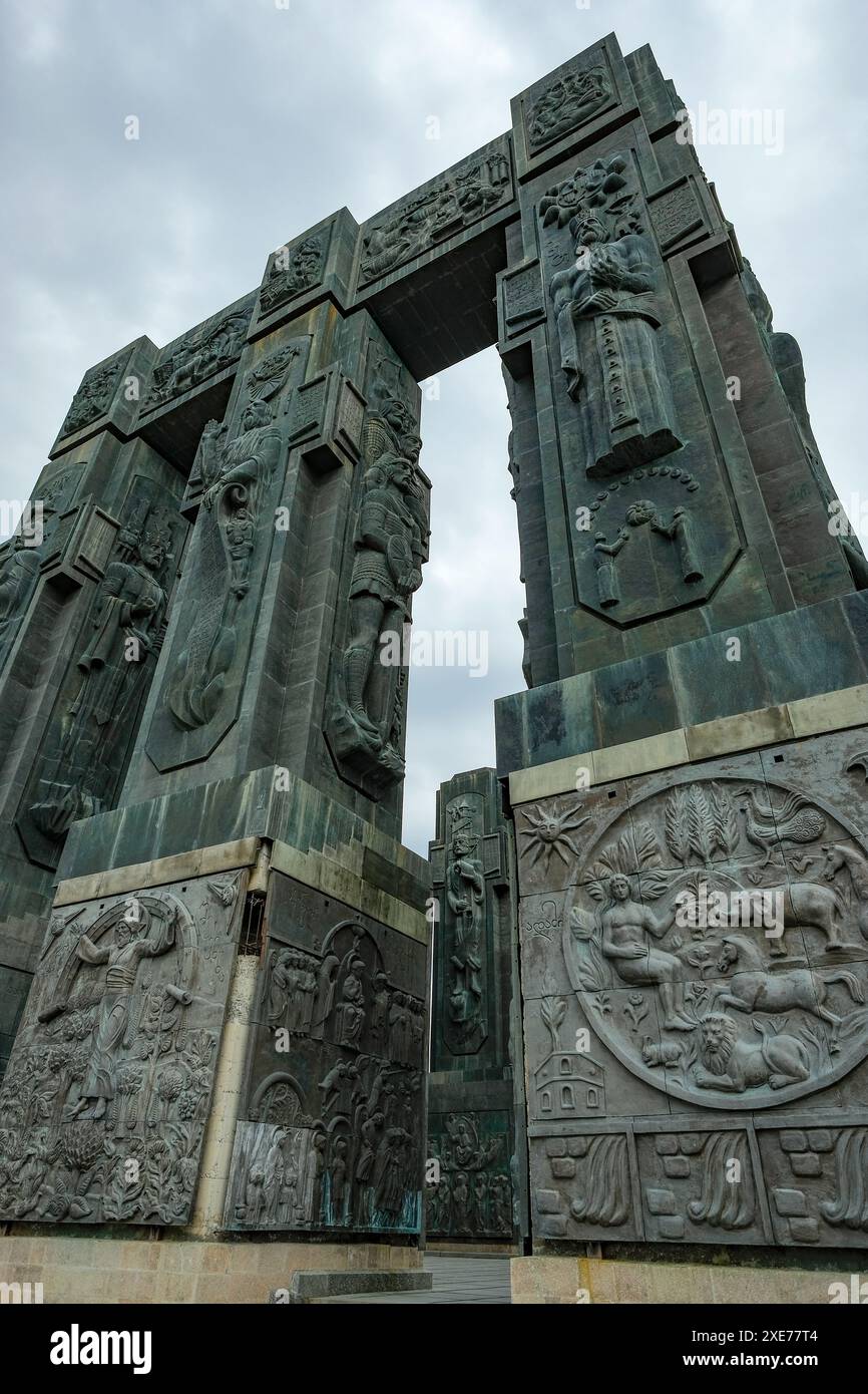Tiflis, Georgien - 8. Juni 2024: Die Chronik Georgiens oder das historische Denkmal Georgiens ist ein Denkmal, das der Bildhauer Zurab Tsereteli im Jahr 1985 schuf Stockfoto