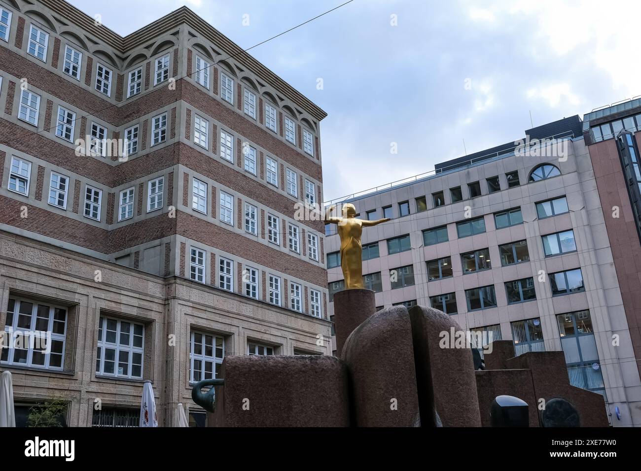 Blick auf den Musikbrunnen, einen Brunnen aus Metall, Marmor und Granit in einem Innenhof hinter dem Wilhelm Marx Haus, Düsseldorf, Deutschland Stockfoto