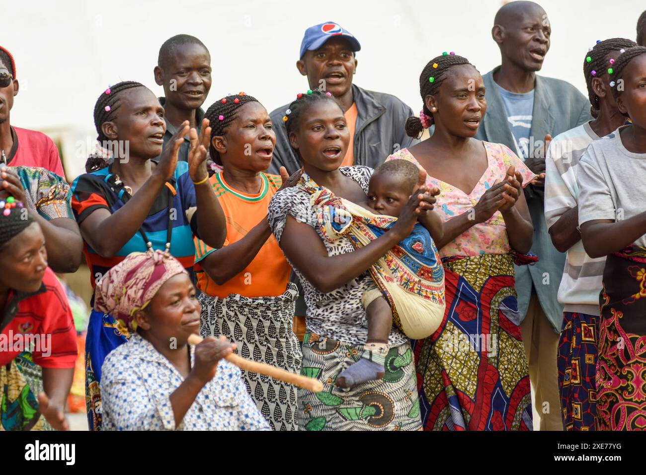 Tanz und Feiern zu Beginn der Ukusefya Pa ng'wena Zeremonie, Kasama, Sambia, Afrika Stockfoto