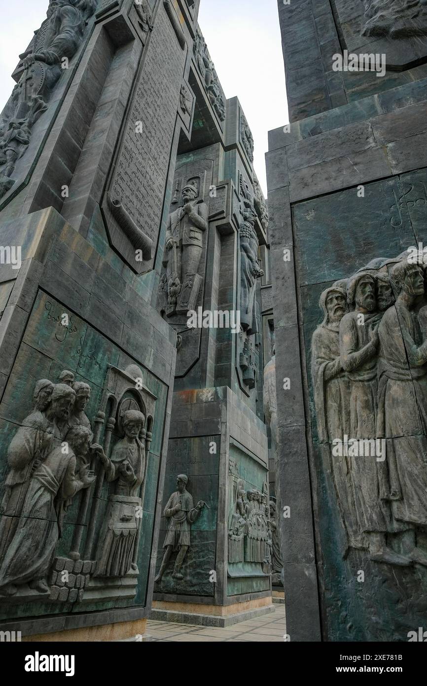 Tiflis, Georgien - 8. Juni 2024: Die Chronik Georgiens oder das historische Denkmal Georgiens ist ein Denkmal, das der Bildhauer Zurab Tsereteli im Jahr 1985 schuf Stockfoto